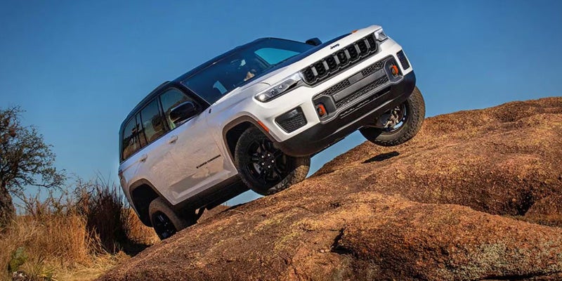 Jeep Grand Cherokee off-road incline drive